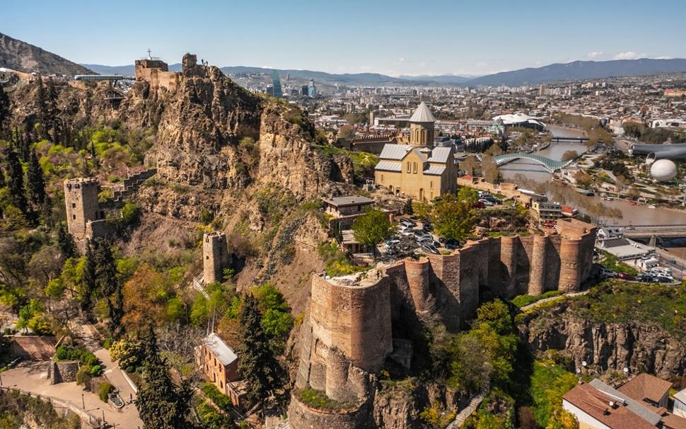 ขึ้นกระเช้าไฟฟ้าชมป้อมนาริคาล่า (จอเจีย)