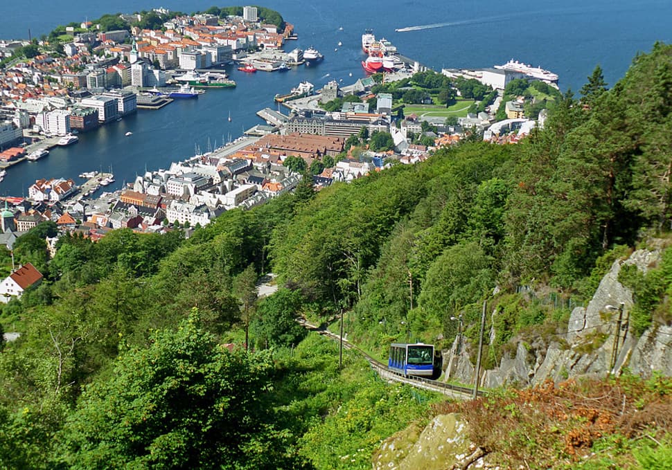 ขึ้นรถรางไฟฟ้า Floibanen Funicular